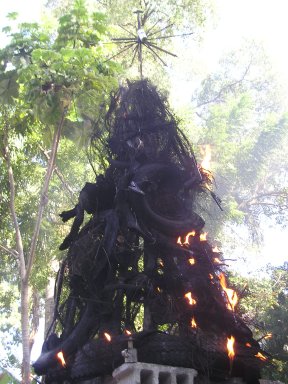 Arbre de Noël. Festival anti-Aristide, Port-au-Prince, 23-12-03