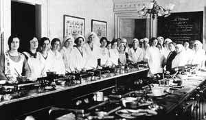1923 : Création d'une section ménagère au Département de l'instruction publique