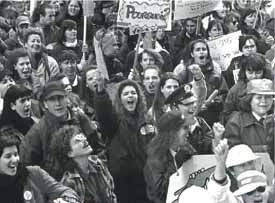 Manifestation de travailleuses de garderies pour obtenir des conditions de travail acceptables dans les annes 1980