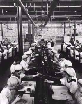 Femmes travaillant dans une usine de munitions. Archives nationales du Canada
