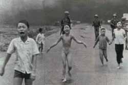Célèbre photo d'une petite fille brûlée au napalm pendant la guerre du Vietnam