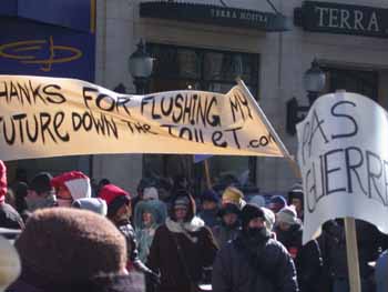 Manifestation pour la paix en Irak  Montral, Qubec, le 15 fvrier 2003. Photo: Jacques Sabourin