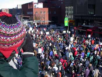 Manifestation pour la paix en Irak  Montral, Qubec, le 15 fvrier 2003. Photo: Jacques Sabourin